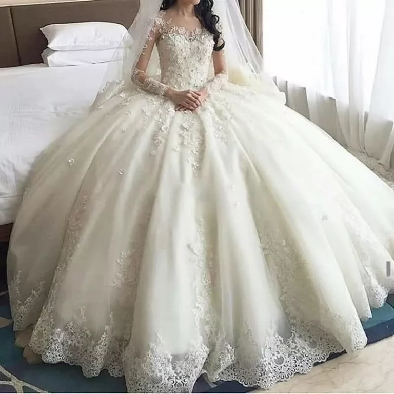 Vestido de noiva princesa com saia de tule volumosa